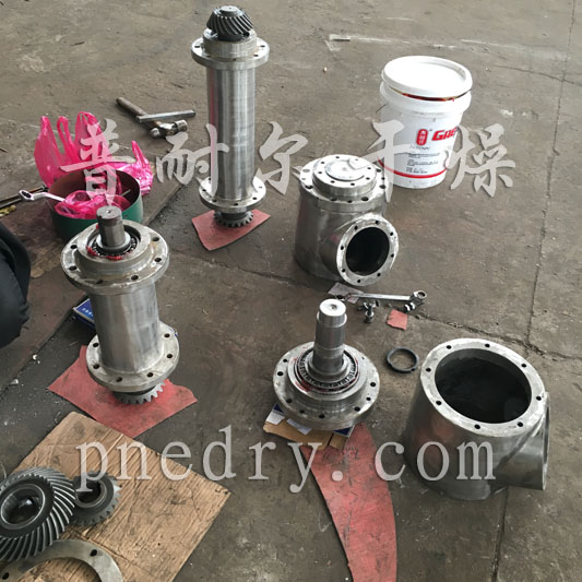 雙螺旋混合機(jī)組裝現(xiàn)場